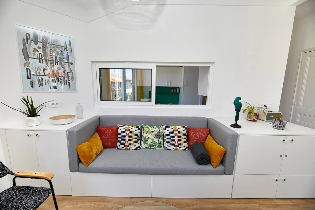 Salon très lumineux et cosy, avec 2 autres balcons, où il fait bon lire, se reposer, préparer le programme de visites…