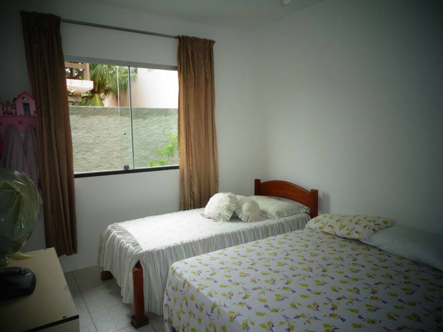 Quarto com cama de casal e cama de solteiro