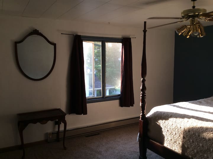 Večerné slnko v spálni.