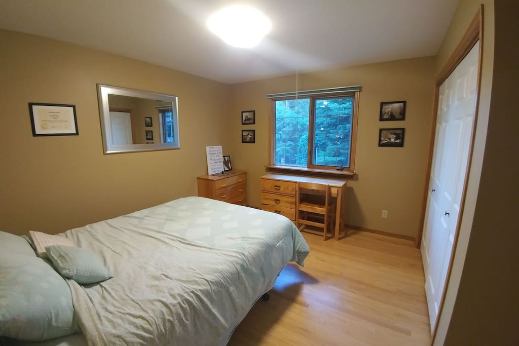 Guest room (main floor)