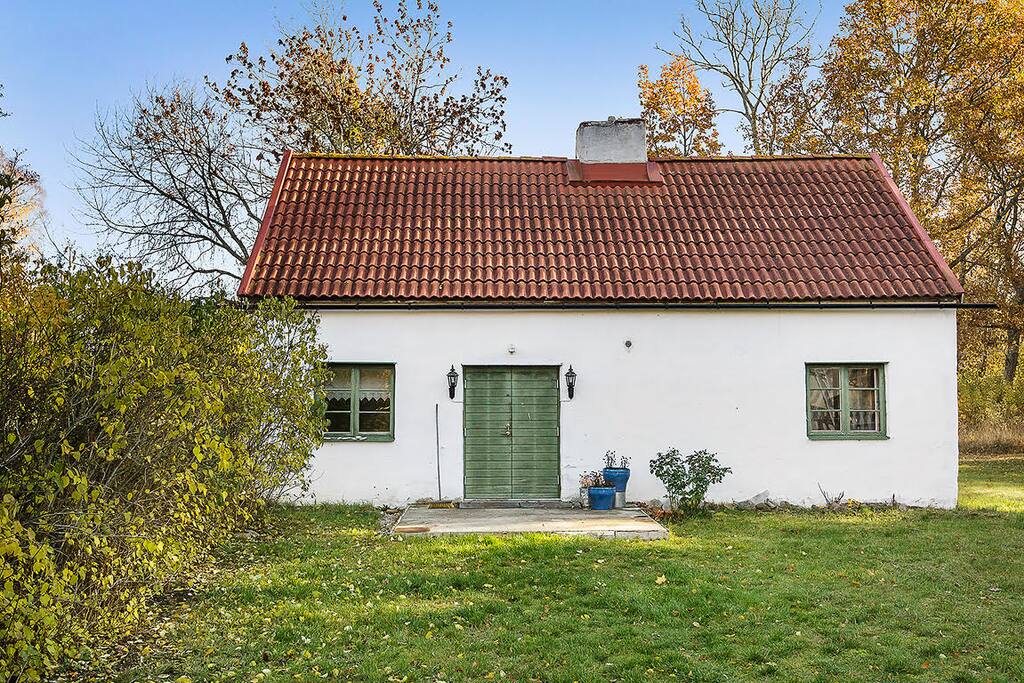 Gästhus med kamin, badrum och 2 sovrum