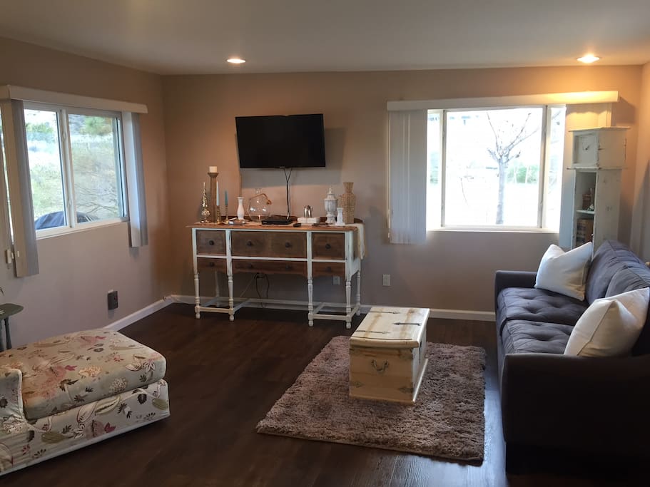 Wonderfully decorated. USB outlet chargers, DISH TV, Heat, Air, YOGA too!