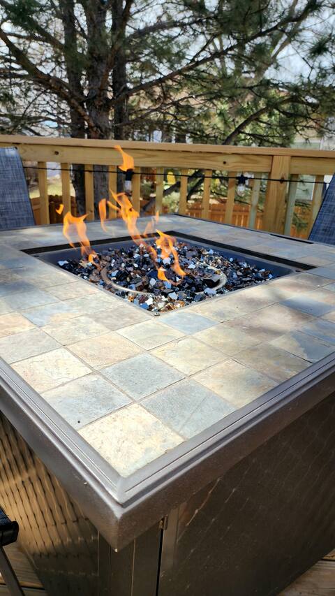 Bluemont Lakes Bilevel - Blocks From I94