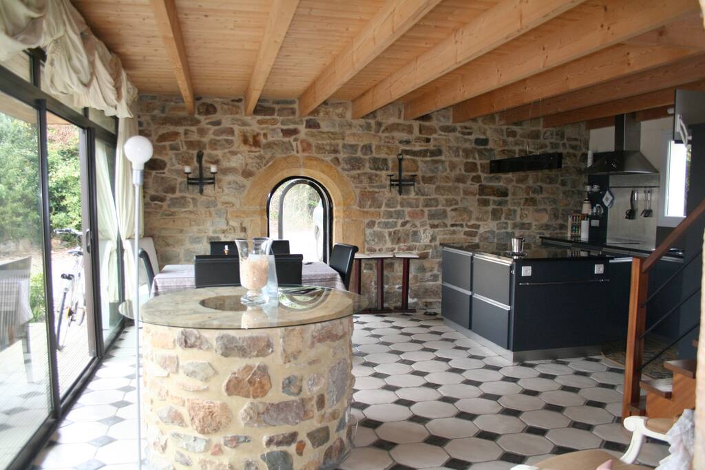 La salle à manger
Nous avons gardé le puits du village qui office de table à l'apéritif.