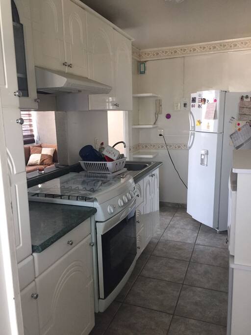 Cocina Integral y cuarto de lavado (lavadora y secadora)