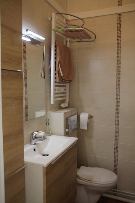 Grande douche, machine à laver, Radiateur sèche serviettes.
