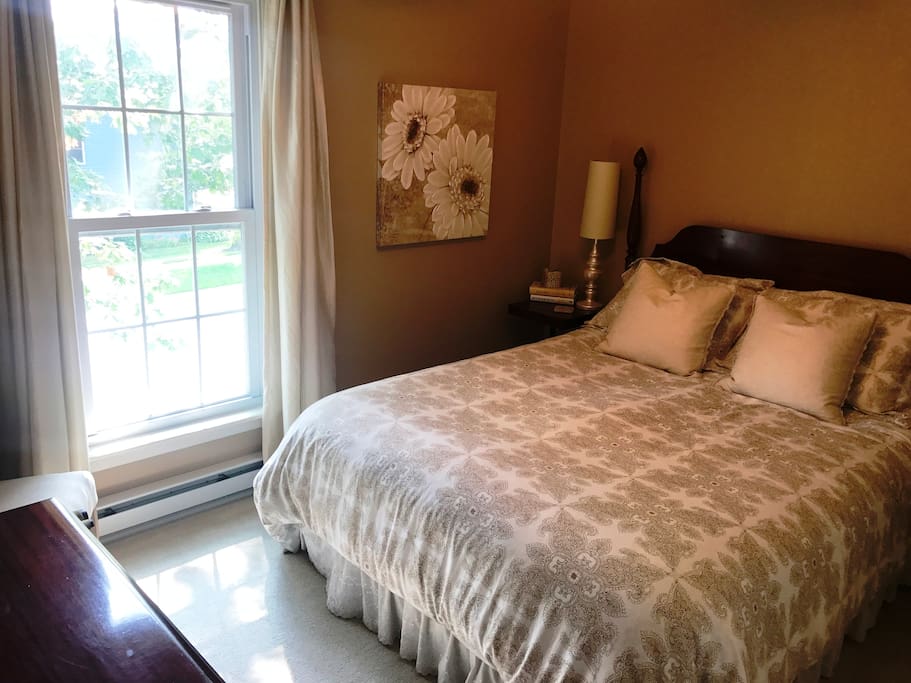 Guest Room 2 - Queen