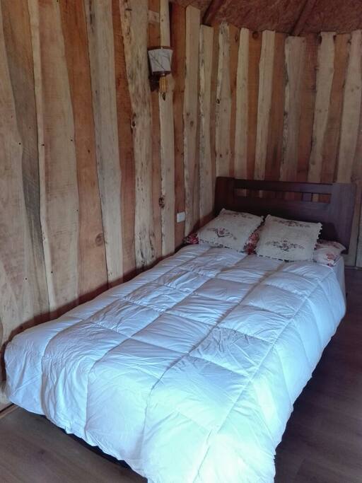 Cama individual en habitación Ruka Mapuche