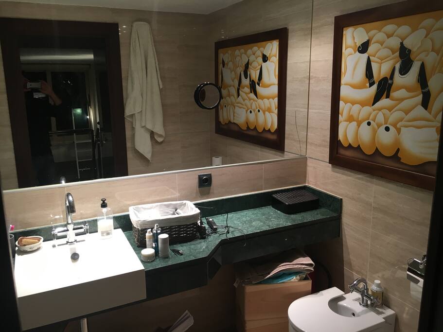 Baño completo en dormitorio
