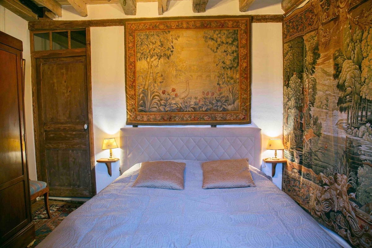 La chambre verte et ses tapisseries d’Aubusson dispose d’un confortable lit queen size et d’une salle de bain attenante 