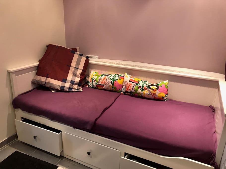 le lit est un canapé lit, modèle hemnes, IKEA