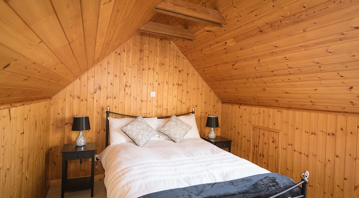 חדר שינה בקומת ביניים עם אפשרות נוספת לספה נפתחת 