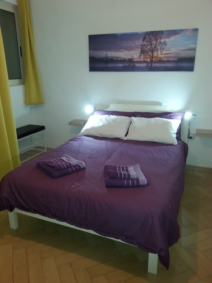 主卧配有双人床。  房间通往后阳台
