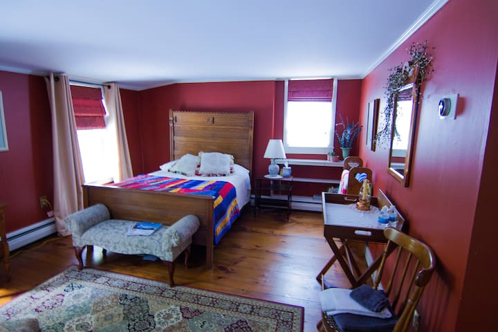 Historic Keene B&B walk to downtown