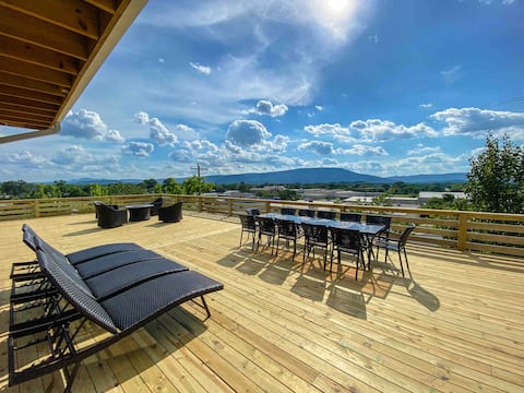 Made to entertain! Close to downtown with a view!