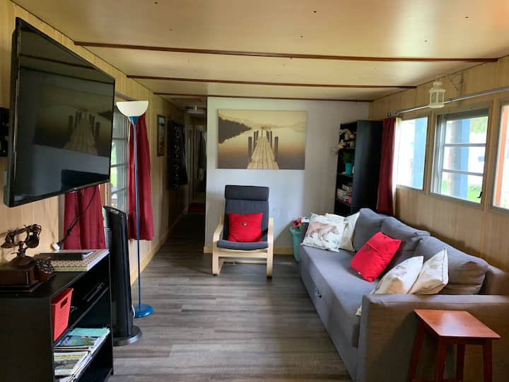 Tento malý, ale plný šarmu, je ideálnym miestom na oddych a vychutnanie si prírody a národného parku Yellowstone. Pri vstupe nájdete obývaciu izbu a kuchyňu. V obývacej izbe je 50-palcový inteligentný televízor a DVD prehrávač.