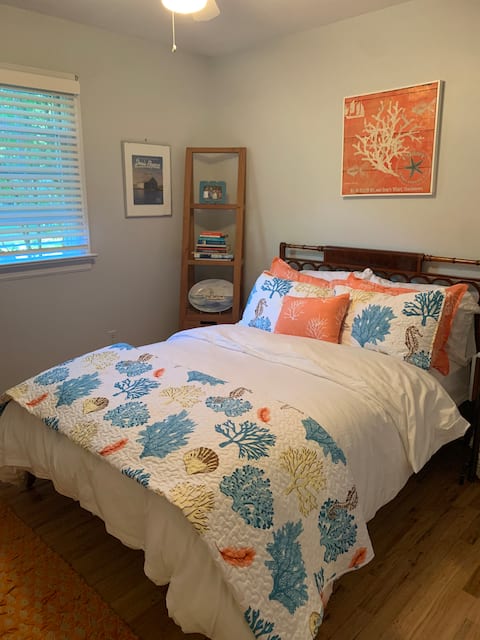 Room in Charming Coastal Cottage