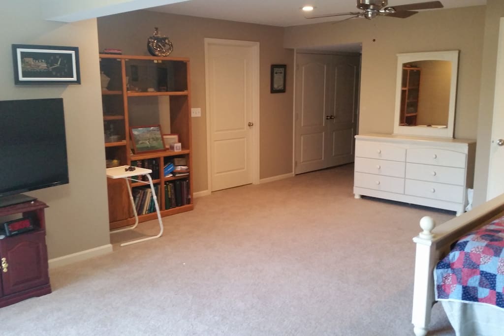 Large Living Area / Bed Space With 64in Flatscreen TV plus WIFI