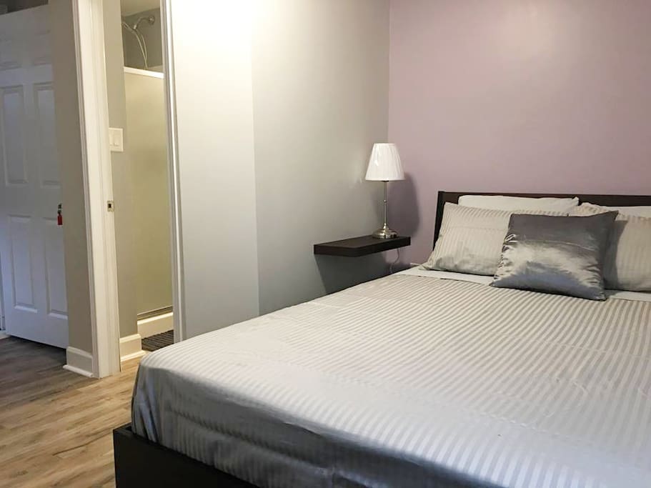 Locked Private room: Queen size bed, fresh and clean quality bed linens, private en-suite 3 piece bathroom, towels, soaps, 42 " Smart HDTV with Roku (Netflix), High speed WIFI, and more!