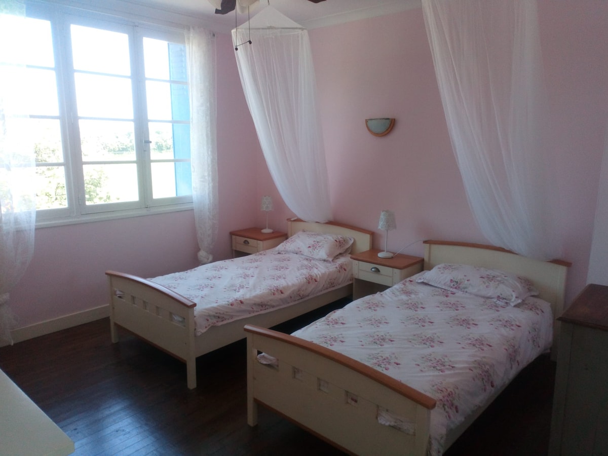 ห้องนอน 2 พร้อมเตียงเดี่ยว