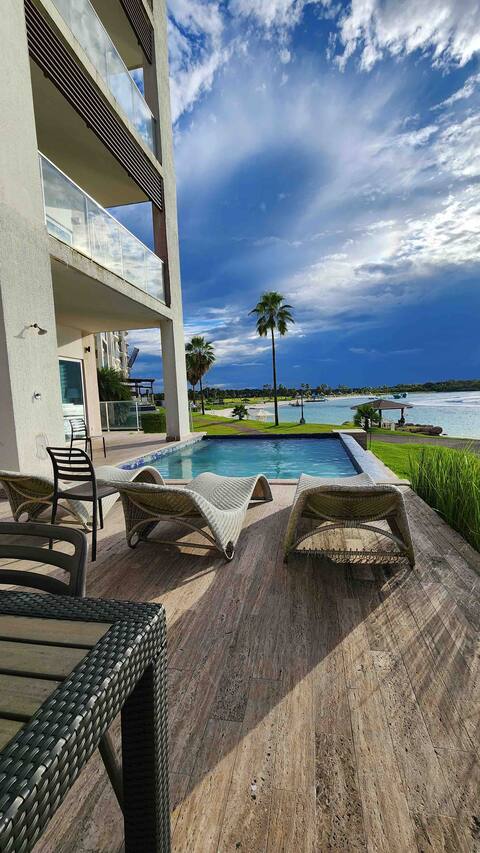 Apartment with private swimming pool in front of the Caribbean