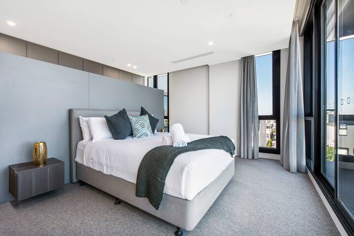 Spectacular Penthouse with City and Bay Views 901 gallery image 5