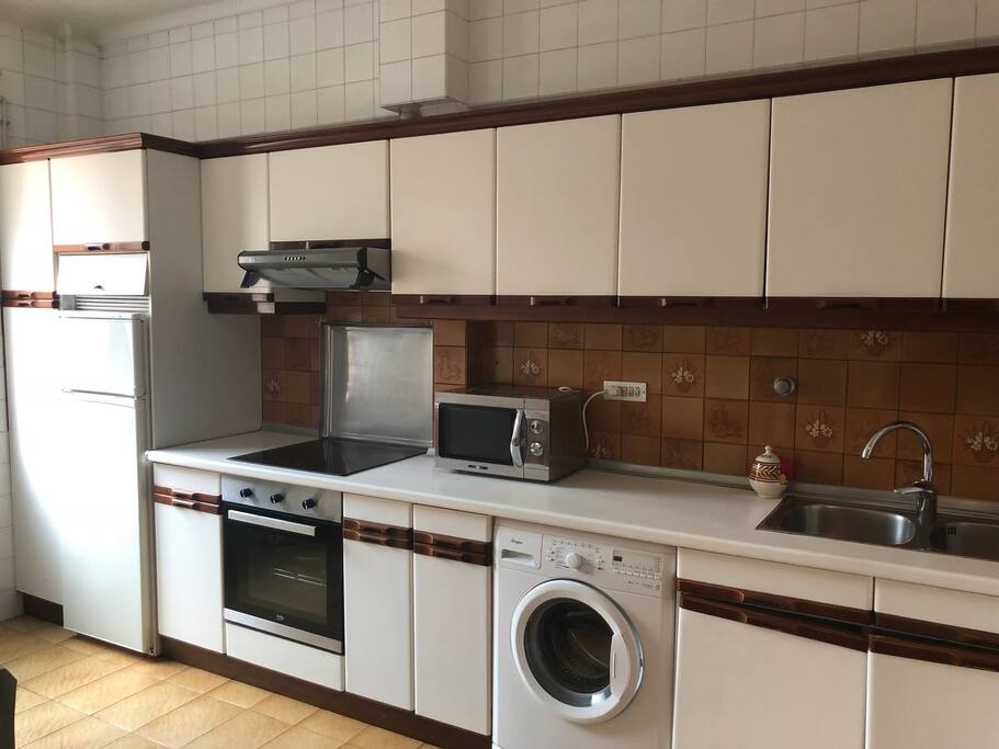 Cocina exterior y muy amplia totalmente equipada con horno,vitro cerámica,frigorífico con congelador,microondas,cafetera y utensilios necesarios de cocina