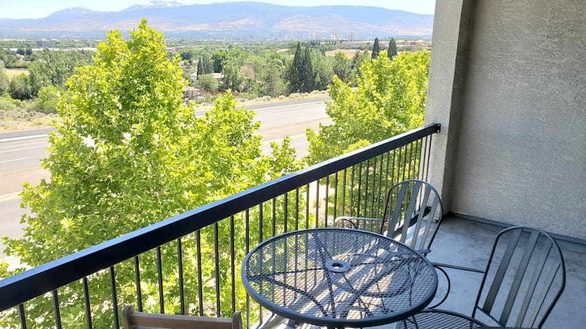 View+new house&furniture+9mins to airport&downtown