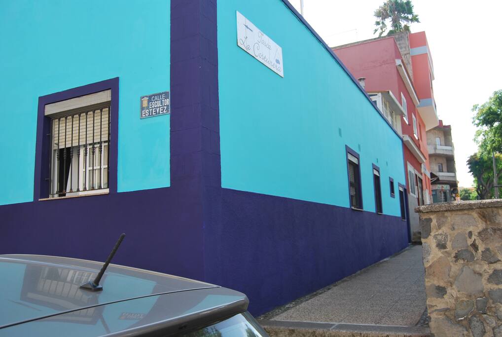Fachada lateral con plaza anexa