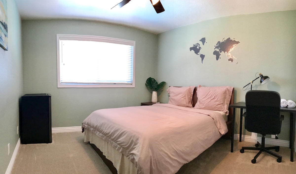 Krásna moderná spálňa s manželskou posteľou, mini chladničkou, pracovným/študijným miestom