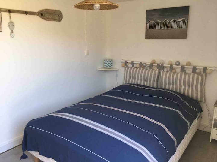 Dormitorio en el edificio 140 cama matrimonial