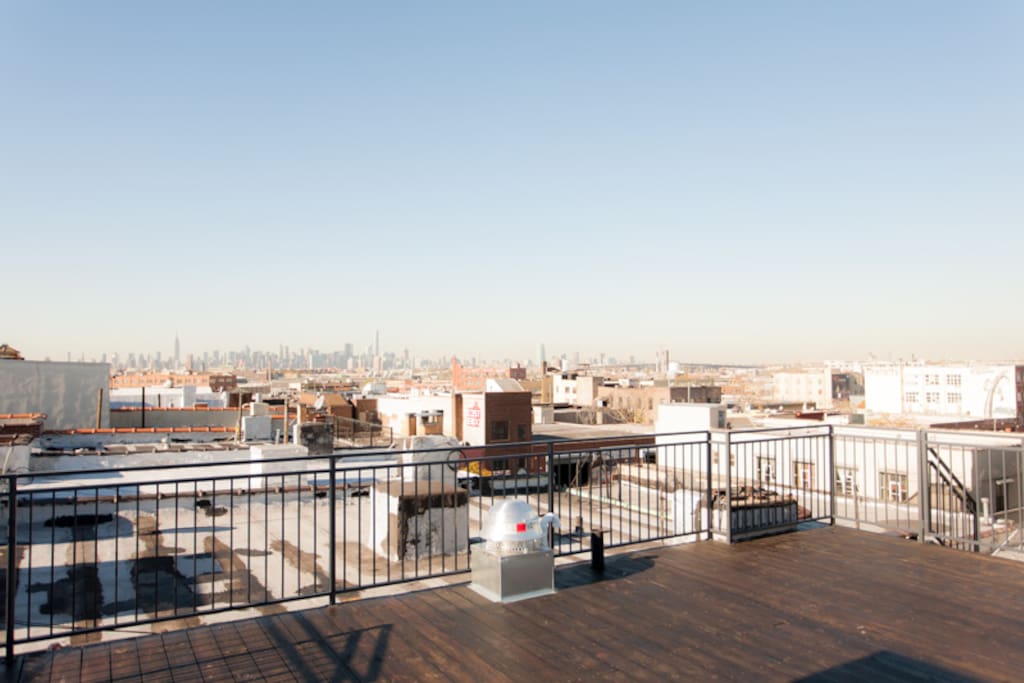 Unbelievable views of Manhattan from this spacious roofdeck!
