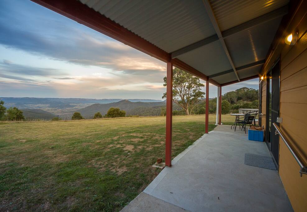 Extensive views of Blue Mountains Escarpment