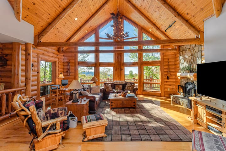 Mountain View Cabin near Asheville with Hot Tub