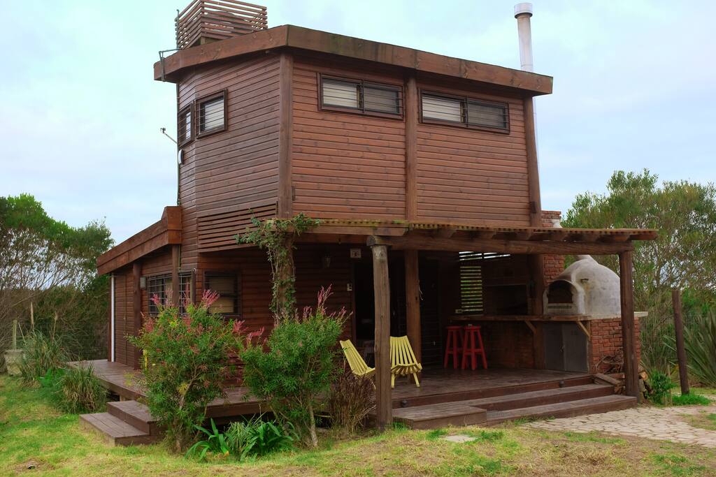 Vista de frente. Deck con parrillero y horno de barro.