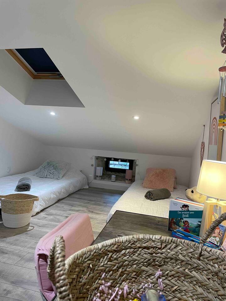 儿童房、2张单人床、儿童桌、游戏、拼图、娃娃 