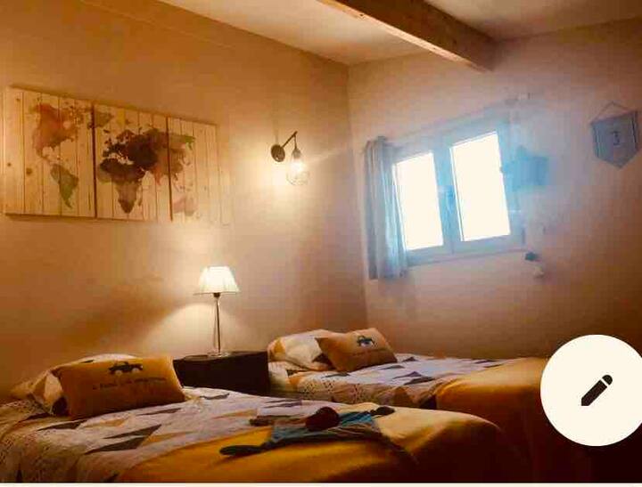 1 и кат.
Спална соба 2, пристап преку скалите.
2 кревета во 190/90 кабриолет во 180/190 за пар.
Клима-уред кој може да се врати 
