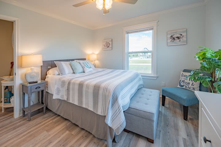 ห้องนอนด้านหลังบ้านนี้มีเตียงควีนไซส์พร้อมท็อปเปอร์โฟมความทรงจำแสนสบาย