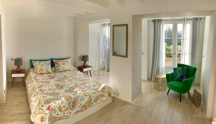 La espaciosa suite del dormitorio principal está equipada con una cama tamaño queen, sala de estar, cómoda, baño privado y vestidor.
