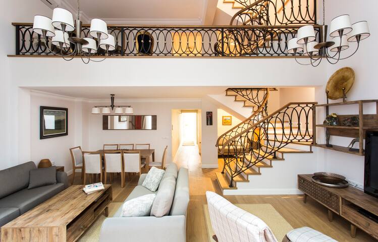 Amazing Triplex Apartment with Private Backyard 21 gallery image 3