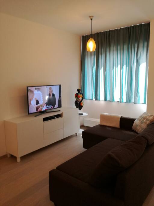 Cosy studio with free high speed wifi, international TV channels and bluray