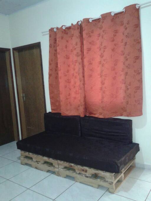 sala com painel para tv , sofá de pallet