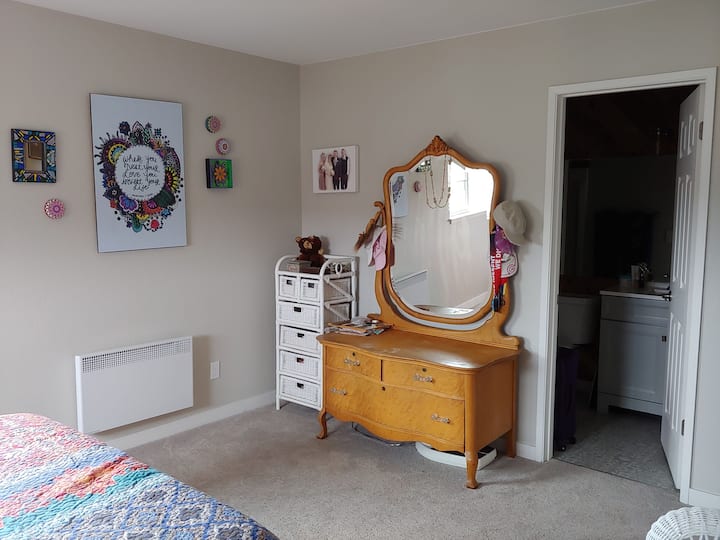 تحتوي غرفة النوم الرئيسية على حمام خاص بها.