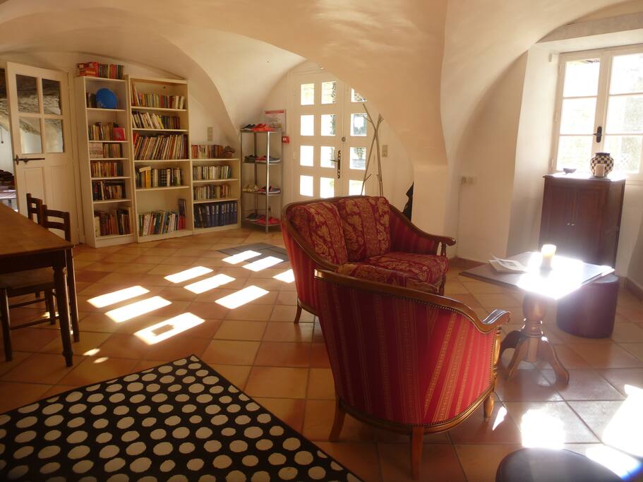 Entrée et bibliothèque.