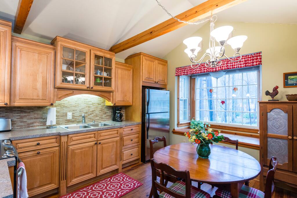 Eat-in kitchen