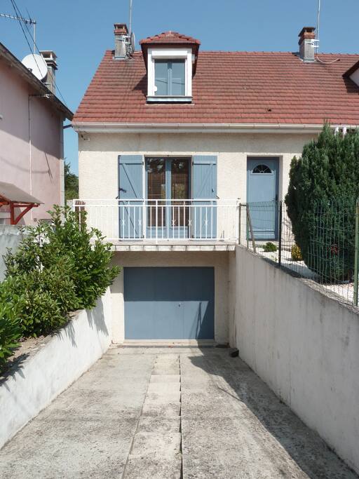 Maison lumineuse et ensoleillée.
