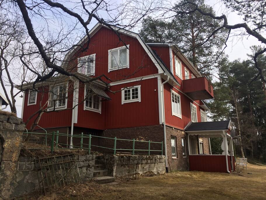 Ert sovrum är fönstret längst upp till vänster på bilden.