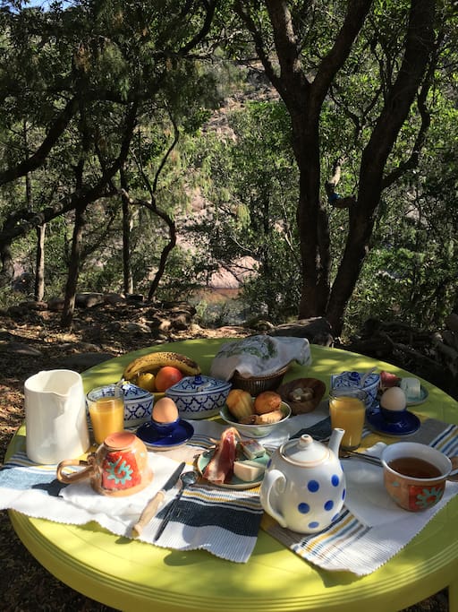 Petit déjeuner avec vue sur le torrent