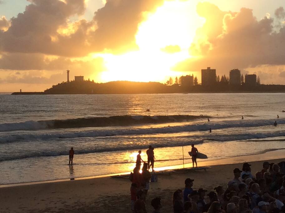Sunrise breakfast at the beach