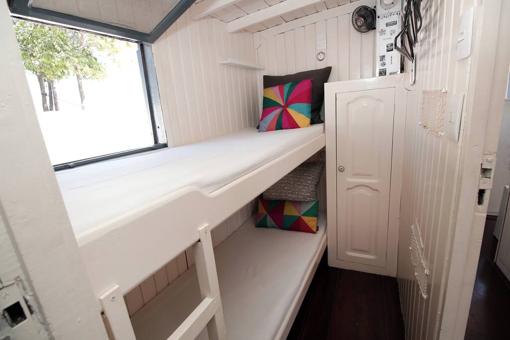 Second cabin plenty of storage space, with 2 extra long
bunk bed (2m), air conditioning and private bathroom in the room @ Manaus